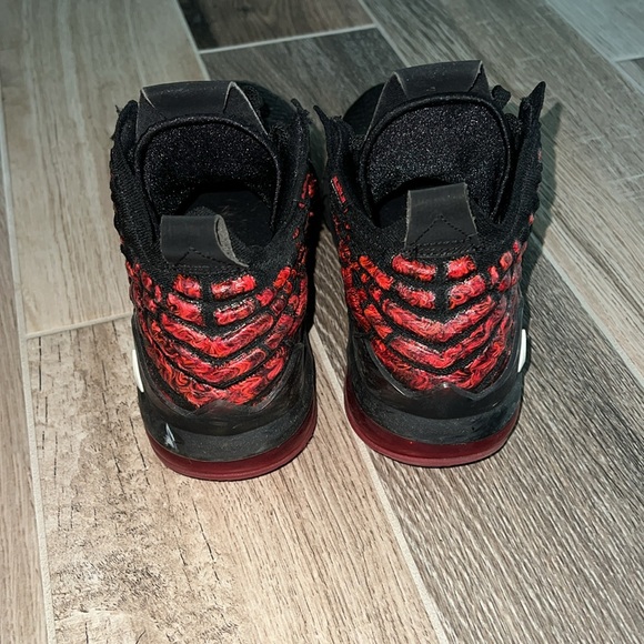 EUC LeBron’s Blk Red 6Y - Picture 3 of 7
